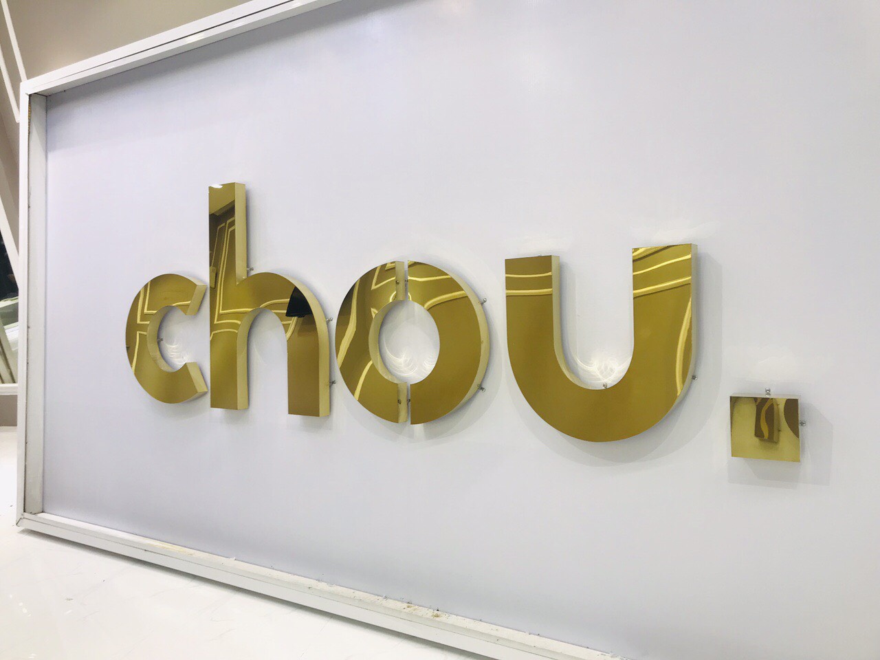 chu-inox-ma-vang guong