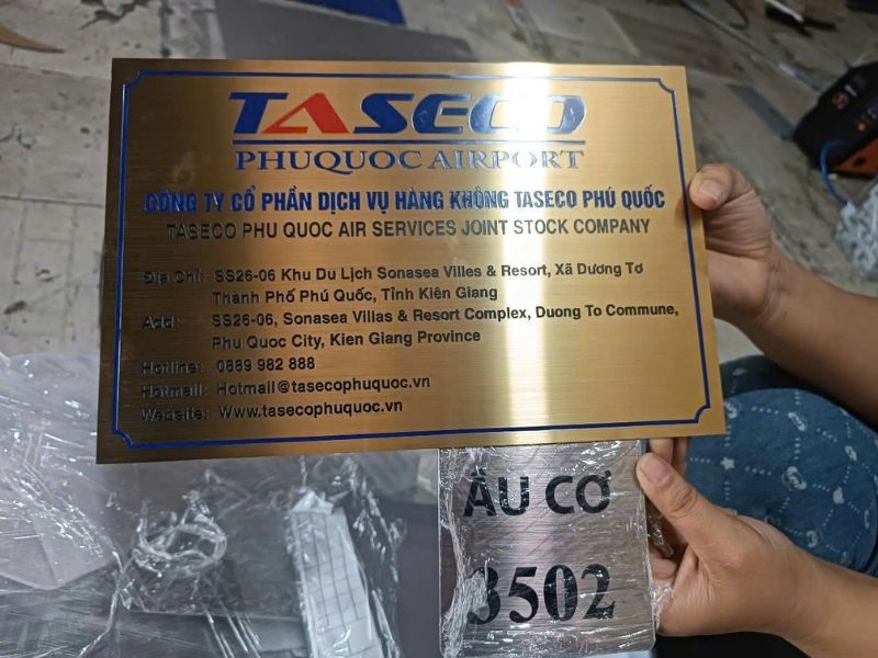 Làm bảng hiệu công ty inox sáng bóng, sang trọng Làm bảng hiệu công ty